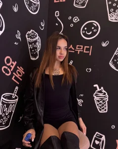 MeantWeek Black outfit, sitting with blue background Foto 2