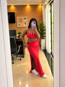 Red on Me, Temptation in the Air🔥 de KarinaFlowers_  4 photos