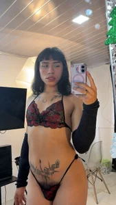 Owning every curve, every shade, every vibe… watch me. 🔥✨ de fiire_nymph  3 Imagens