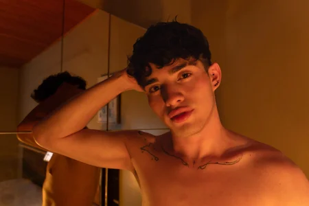 AlejooTwink my golden and sexy body Pic 4