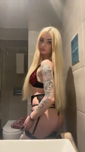 BustyBarbie-Athena Public Foto 9