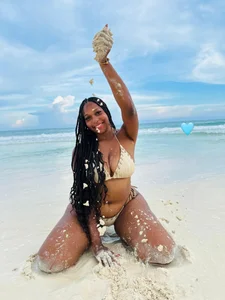 BLACK_ROSSE_1 Sun, Beach, Curves & Peace 💦 Pic 2