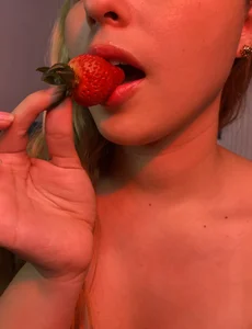 Irisweet_: Strawberries ( 4 фото)