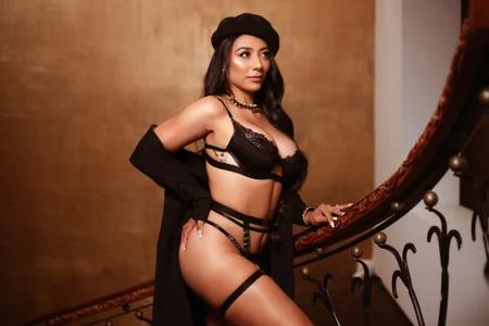 LizzHamilton__ B L A C K Bilde 5