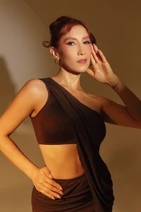 MiaFarrell_ Golden Curve  8টি ছবি