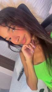 ScarletEvanss_ Selfie time in green 🍃 Pic 4