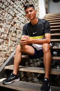 Aaron_Scoot Relax টি ছবি