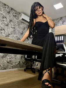 chloe_larson Public รูป 