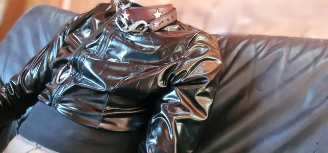 laaralatexxa_BDSM Public  4. fénykép