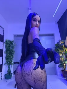 SamantaKane Classy girl Pic