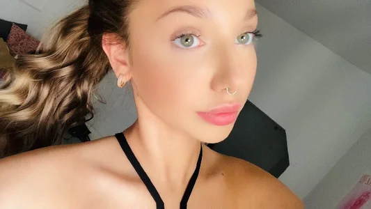 EmmaGorgeousPublic图片 3