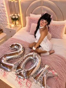 chloe_larson NOW WE ARE 20K Immagine  5