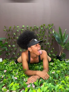 Amidst nature and lingering glances… do you dare get lost with me? 🌿😉 de TenderTeacher  8 Imagens