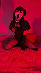 Alisson_Beckett Trick or tease? 🎃 Dare to play with me under the moonlight… 💄🖤 Foto 5