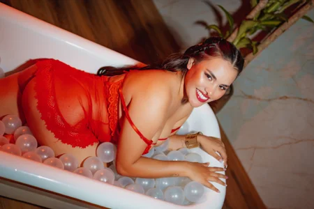 Jeen_Taylor I would love a delicious bathtub with you🍷 Bilde