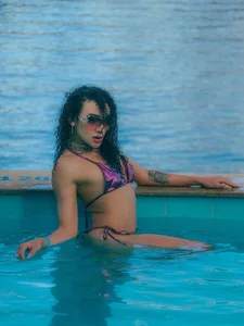 BritannyClaire: Pool day💦 ( 4 фото)