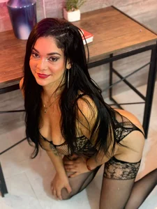 I don’t chase… I attract ✨💗 de MarianaMontezz  3 Imagens