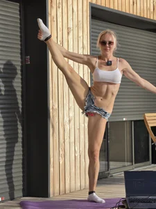 Anna-Crystal Public Pic 4