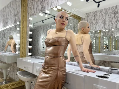 Camila_ChainnのSexy Bald 😏🤤の 4枚の写真