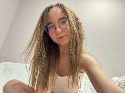 GraceBrawnの· .˚ ༘ Curly hair 🦋⋆｡˚の 3枚の写真