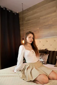 Took a little photo on the bed🥰 od EmmaCamm  3 snímek