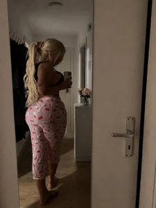 DieEchteBlondeSarah Public Foto 3