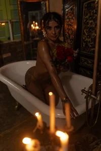 AngelinaDuvall Romantic tub Immagine  3