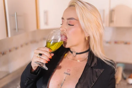 SophieWinsloow Share a glass with me Foto