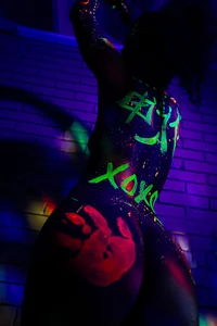 sarah_banks1 neon Pic 4