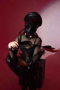 Reed_Fox high heels and chains টি ছবি