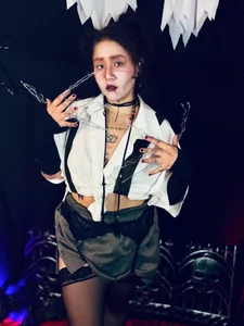 My scissors are sharp… but my heart is still soft. 🖤✂️ de Sylvara_bx Foto 9