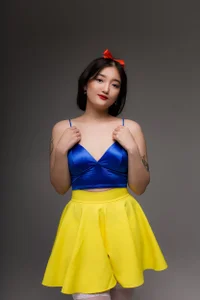 FreyaRayaのSexy Snowwhite 💛💙の 4枚の写真