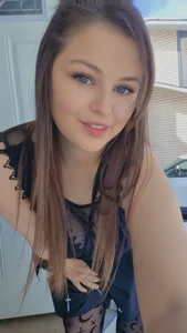 DelilahFields: Public ( 5 фото)