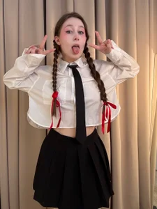 FroggyAnna ✏️hands on a desk boys!!!✏️ Pic 2