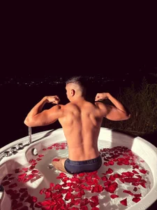 Aaronfox_x Do you want to fuck me in the jacuzzi? 사진 3