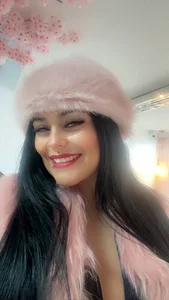 CharlotteCottin happy start to the week💋 Pic