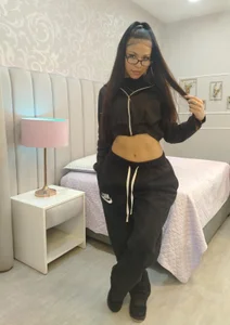 My cute sweatshirt and my beautiful body 🥰💦 de Emily__Stef  4 photos