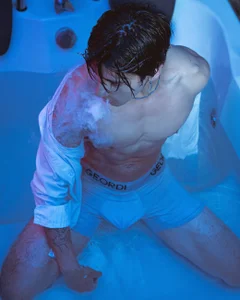 Andy_Joy_のTake a Shower in my jacuzzi 💦🔥の 9枚の写真