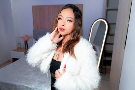 LaraBelmonFire in the Dark Bild 3