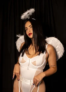 kareena_basuのAre you coming tonight? I am already prepared to sin 😏🔥の 2枚の写真