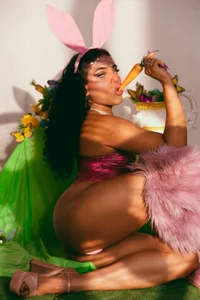 VioletXia_ Taking your hard carrot Pic