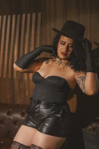 Madame Katyra in her chester sofa 🫦🍷👠 de KatyraTaylor__  photos