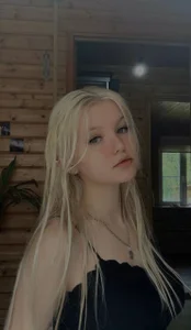 AnnyBany Public2 Pic