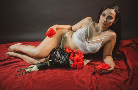 MafeeRoss Petals & pure seduction 🌹🤍 Bilde