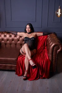 MeganDiamont_FG I'm waiting for you on the couch... are you coming? 🥂 Immagine  3