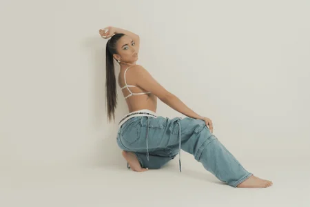 MariamRivera_ Jeans Pic