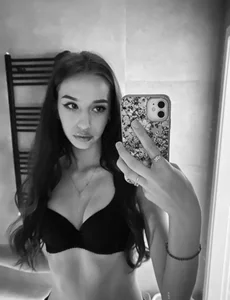 BellaStarr_のPublicの 2枚の写真
