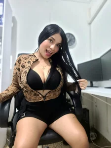 A little naughty in my office🍆🔥🔥 od Alice_nt  5 snímek