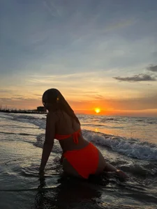 nikolevoshkie_ a beautiful girl, in front of the beautiful sea🌊 Foto