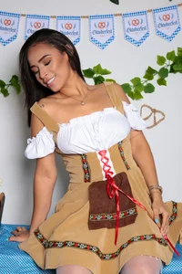 🍺 Oktoberfest & Hot Vibes de aisha_sh  4 photos